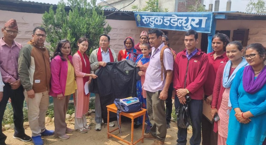 चुडी गाउँका विद्यार्थीलाई रुडुकले दियो शैक्षिक सामाग्री