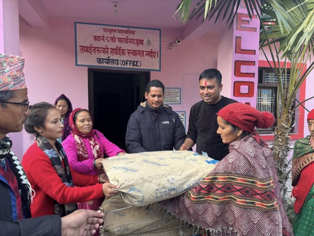 बेमौसमी तरकारी खेती गर्न किसानलाई प्लाष्टिक र बिउ वितरण